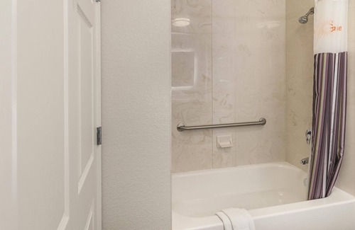 Arlington Hotel | 2 Full Beds w/ Full-Sized Sleeper Sofa, La Quinta Inn, Dive in Nearby Adventures