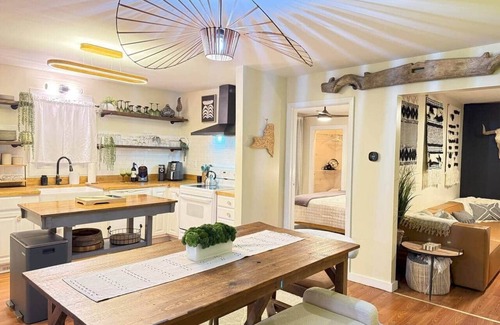 Hudson Casa | 2 FUN Apt w/2 Private Hot Tubs | 4BR, 2BA