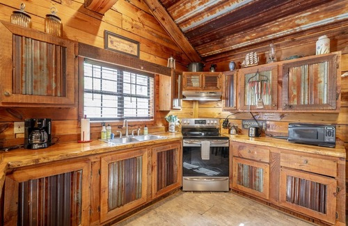 Trenton Casa | 2 Hideaway Cabins | Rustic W/ 2 Hot Tubs | Sleeps 10