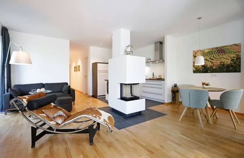 Edenkoben Apartamento | 2 apartamentos vacacionales equipados con una habitación de hotel de cuatro estrellas más.