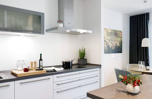 Edenkoben Apartamento | 2 apartamentos vacacionales equipados con una habitación de hotel de cuatro estrellas más.