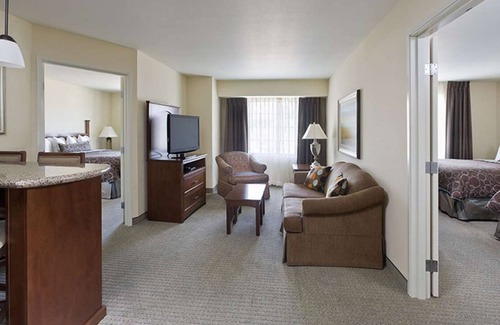 Las Colinas Hotel | 2 Home-like Suites w/ Full Kitchen! Pool, Parking! Near Museum of Biblical Art!