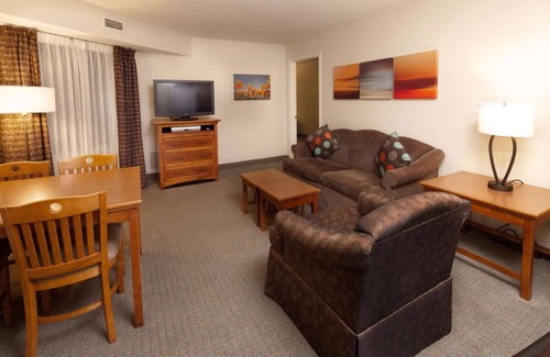 Las Colinas Hotel | 2 Home-like Suites w/ Full Kitchen! Pool, Parking! Near Museum of Biblical Art!
