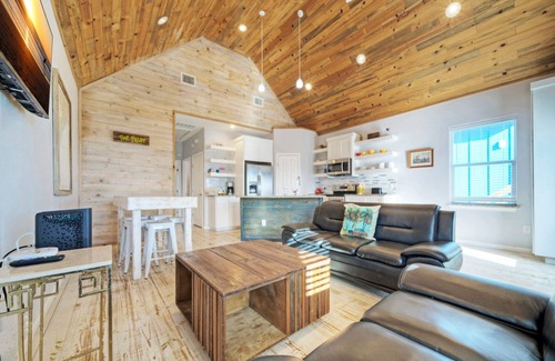 Flour Bluff Casa | 2 Homes on the Bay, Shared Waterfront Pool + Boat Dock | Laguna Village Paradise