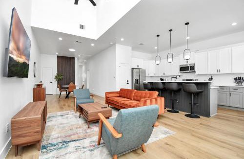 Southeast Houston Casa | 2 Homes Sleeps 18 Near Downtown Fully Gated with Parking