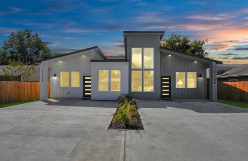 Southeast Houston Casa | 2 Homes Sleeps 18 Near Downtown Fully Gated with Parking