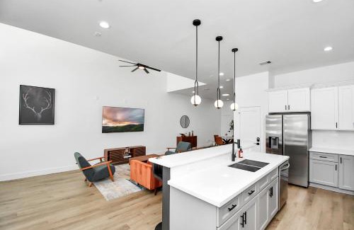 Southeast Houston Casa | 2 Homes Sleeps 18 Near Downtown Fully Gated with Parking
