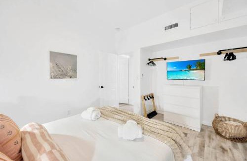 Madeira Beach Villa | 2 Homes w/HotTub, HTD Poo, BBQ, 5 MN to Beach!