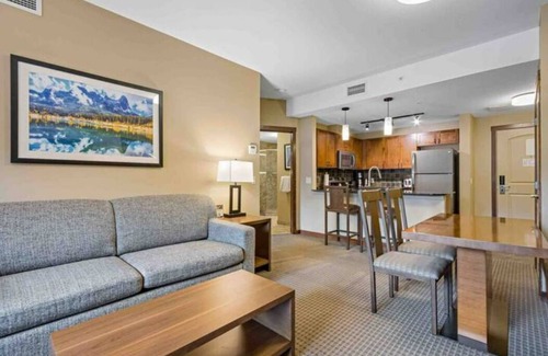 Canmore Hotel | 🌈 2 Hot Tubs | ⛰️ Mt. View | 🌟 Spa 🚿 |⭐️ Near DT