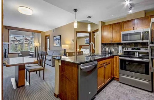 Canmore Hotel | 🌈 2 Hot Tubs | ⛰️ Mt. View | 🌟 Spa 🚿 |⭐️ Near DT