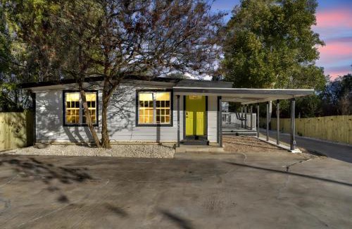South Manchaca Casa | 2-House Retreat for Big Groups-Fire Pit-Pets OK
