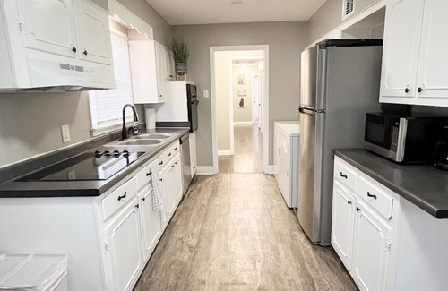 East Memphis Casa | 2 houses 8 rooms central locatio
