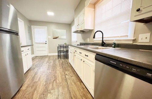 East Memphis Casa | 2 houses 8 rooms central locatio
