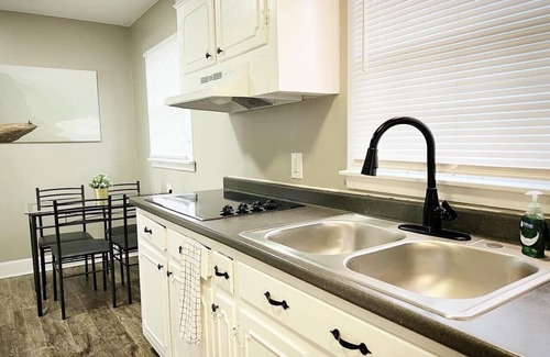 East Memphis Casa | 2 houses 8 rooms central locatio