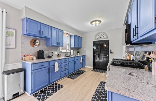 Youngstown Casa | 2 King Bedroom-Office Space-Garage-Pets Allowed-Millcreek Park
