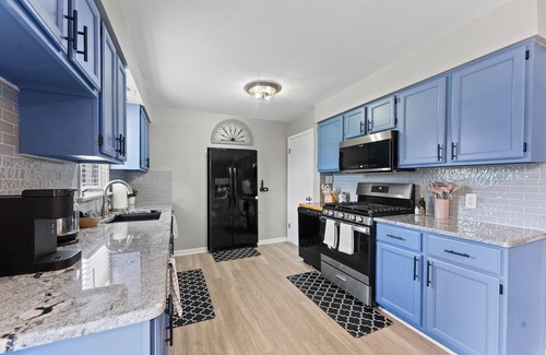 Youngstown Casa | 2 King Bedroom-Office Space-Garage-Pets Allowed-Millcreek Park