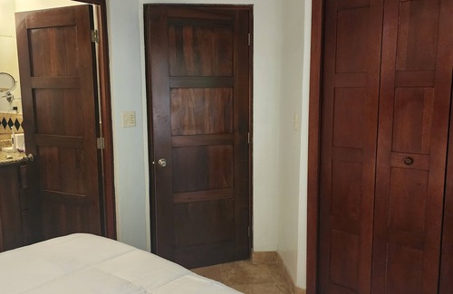 Antoneys Cay Complejo | 2 KING BEDROOMS, INCLUDES RESORT FEES & ONE AIRPORT TRANSFER!
