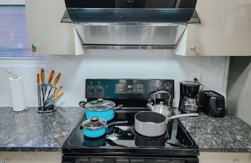 Poplar Apartamento | 2 King Beds/2 En-Suite Bathrooms/65" TV/W/D