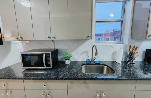 Poplar Apartamento | 2 King Beds/2 En-Suite Bathrooms/65" TV/W/D