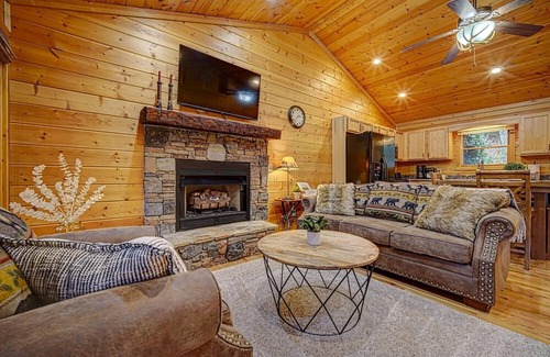 Hiawassee Casa | 2 KING BEDS, 25 min to Helen, Hiawassee GA