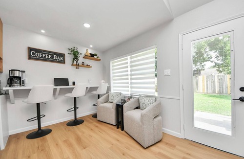 Barker Casa | 2 King Beds I Coffee Bar/Lounge I SUPER Fast WiFi
