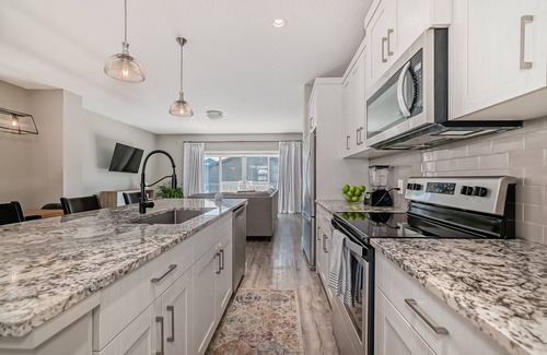 Southeast Calgary Casa | 2 KING BEDS - Sleeps 10 - Pet Friendly - Fenced - Great Location SE 3 + 1 Rooms