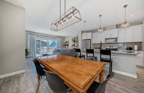 Southeast Calgary Casa | 2 KING BEDS - Sleeps 10 - Pet Friendly - Fenced - Great Location SE 3 + 1 Rooms