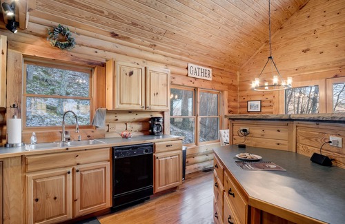 Waynesville Cabina | 2 King Masters, Game Room, Fire Pit, Views