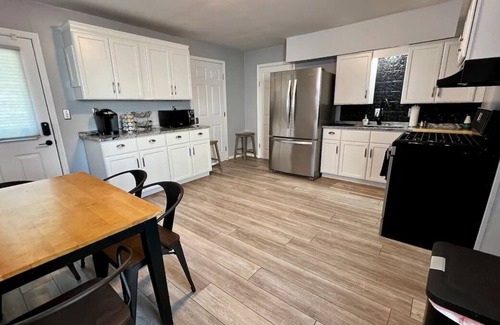 Germantown Casa | «2 kitchens walk to bars/restaurants/coffee shops near UofL BBQ grill work space