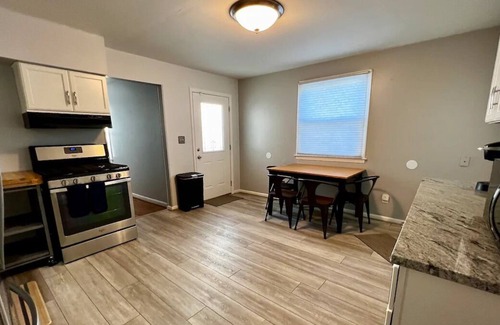Germantown Casa | «2 kitchens walk to bars/restaurants/coffee shops near UofL BBQ grill work space