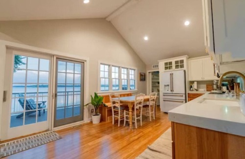 Waconia Casa | 2 Lake Waconia Homes/sleeps 17/fireplaces/dogs ok/enjoy Autumn at the lake.
