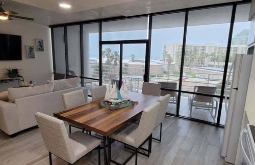 South Padre Island Condominio | 2 Level Beachfront Luxury 2 Bedroom Home by RedAwning