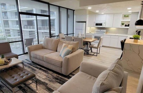 South Padre Island Condominio | 2 Level Beachfront Luxury 2 Bedroom Home by RedAwning