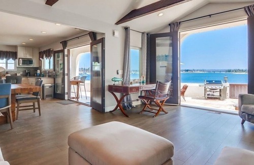 Central Mission Beach Villa | 2 niveles de WaterFront ☆ Patio exclusivo a nivel del suelo de 1,000sf ☆ AC