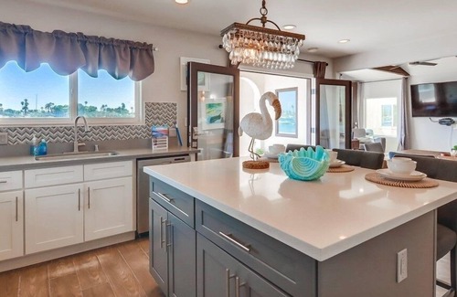 Central Mission Beach Villa | 2 niveles de WaterFront ☆ Patio exclusivo a nivel del suelo de 1,000sf ☆ AC
