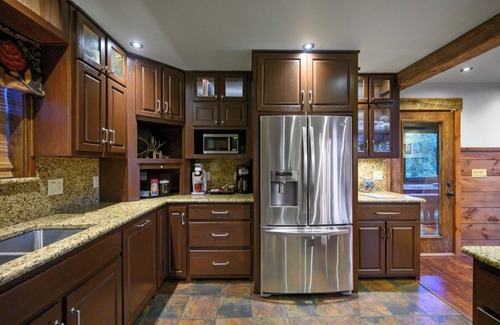 Broken Bow Cabina | 2 Luxe Cabins | Game Rooms | Outdoor Games