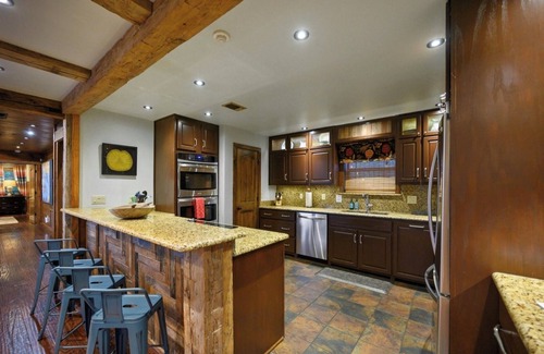 Broken Bow Cabina | 2 Luxe Cabins | Game Rooms | Outdoor Games