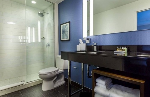 Near North Side Hotel | 2 Luxury Queen with Rooftop Lounge & City Views Near Attractions