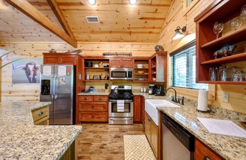Ringold Cabina | 2 Master Suites, hot tub, fireplace, back deck, wrap around porch, secluded