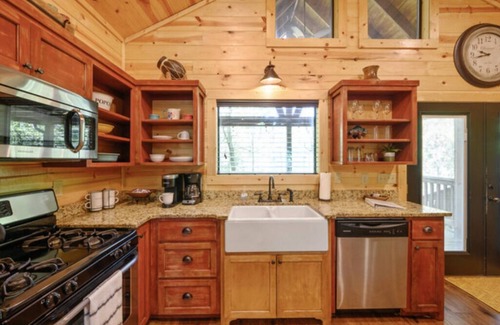 Ringold Cabina | 2 Master Suites, hot tub, fireplace, back deck, wrap around porch, secluded