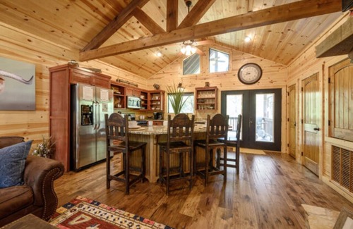 Ringold Cabina | 2 Master Suites, hot tub, fireplace, back deck, wrap around porch, secluded