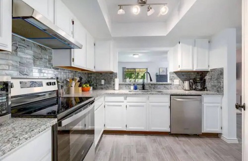 Town And Country Park Addition Casa | 2 Master Suites + Peaceful + Colorful + Fenced in Yard + Near Trails and Parks