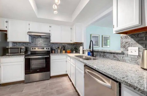 Town And Country Park Addition Casa | 2 Master Suites + Peaceful + Colorful + Fenced in Yard + Near Trails and Parks