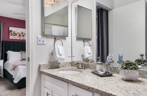 Meadowbrook Apartamento | 2 Master Suites w/ King Beds | Safe Community