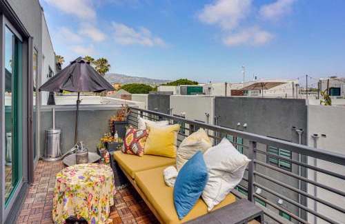 Central San Pedro Casa | 2 Mi to Beach Luxe LA-Area Townhome with Balcony