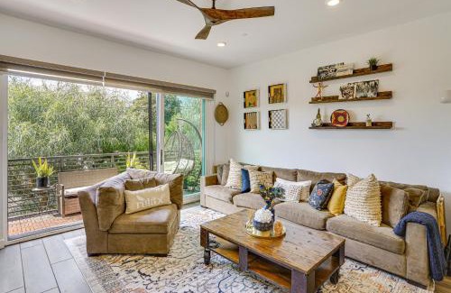 Central San Pedro Casa | 2 Mi to Beach Luxe LA-Area Townhome with Balcony