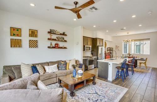 Central San Pedro Casa | 2 Mi to Beach Luxe LA-Area Townhome with Balcony