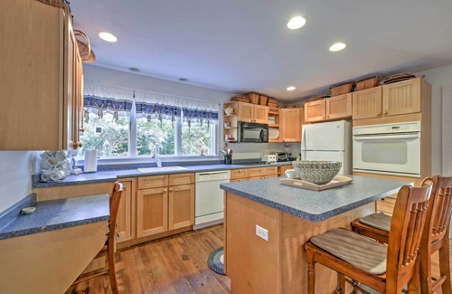 Buzzards Bay Apartamento | Amplio apartamento Bourne cerca de la playa del monumento!