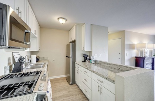 Port Hueneme Condominio | 2 Mi to Beaches: Condo w/ Patio in Port Hueneme!