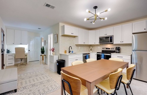 Canyon Lake Cabaña | 2 Mi to Canyon Lake: Cottage w/ Fire Pit & Grill